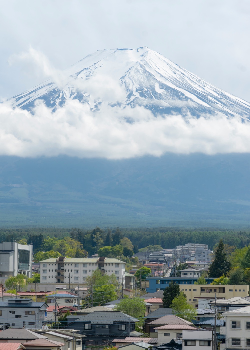 雲海の上に頂を見せる富士山、上空から